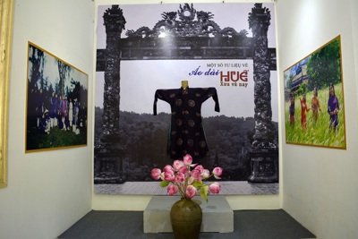 Độc đáo không gian trưng bày tư liệu về áo dài Huế xưa và nay