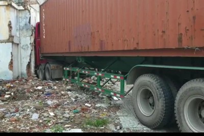 TP Hồ Chí Minh: Xe container đâm sập tiệm vàng