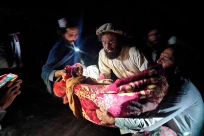 Nhân chứng động đất ở Afghanistan: ”Đi đâu cũng nghe tiếng than khóc”