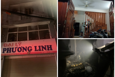 Hà Nội: Cứu 4 người mắc kẹt trong đám cháy ở ngôi nhà cao tầng 