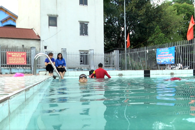 Nhà khó khăn, trẻ thiếu tiền học bơi: Hà Đông mở luôn lớp bơi miễn phí