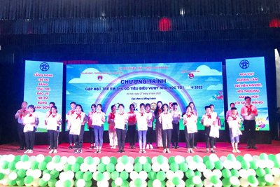 Hà Nội khen thưởng 100 trẻ em tiêu biểu Thủ đô vượt khó học tốt