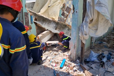 Nha Trang: Sập tường khi đang tháo dỡ công trình, hai người thương vong