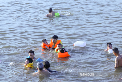 Hà Nội: Nắng nóng, người dân đổ ra sông Hồng và hồ Tây "giải nhiệt"