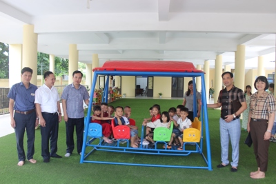 Hà Nội tặng 2 bộ thiết bị vui chơi và 100 suất quà cho trẻ em