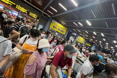 Vì sao hành khách vẫn khó đón taxi ở sân bay Tân Sơn Nhất?