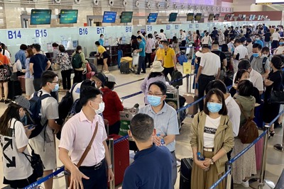 Gia tăng tình trạng chậm, hủy chuyến bay: Hành khách chịu thiệt