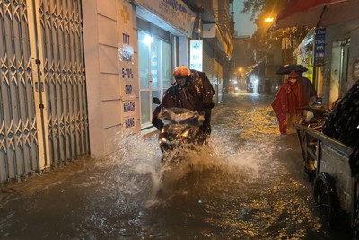 Hà Nội: Mưa lớn đúng giờ tan tầm khiến nhiều tuyến phố ngập nặng, ùn tắc