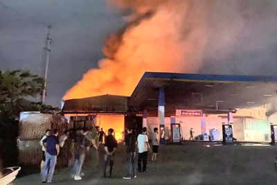 Hà Nội: Cháy lớn khu nhà xưởng cạnh cây xăng ở Quốc Oai