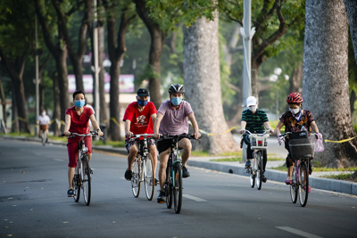 Mùa hè đạp xe 60km mỗi ngày, nhiều người Hà Nội càng đạp càng mê 