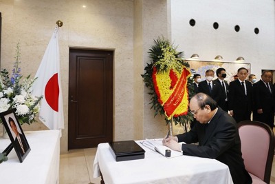 Lãnh đạo Việt Nam ghi sổ tang viếng cựu Thủ tướng Nhật Bản Abe Shinzo