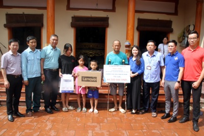 Báo Kinh tế & Đô thị trao quà cho học sinh nghèo tại huyện Phúc Thọ