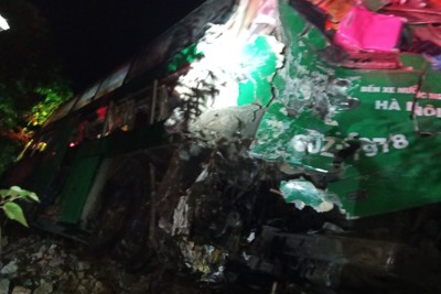 Khánh Hòa: Ô tô tải đâm vào xe khách khiến 3 người tử vong