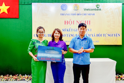 Vietcombank tiếp tục ủng hộ 2,2 tỷ đồng cho đoàn viên khó khăn