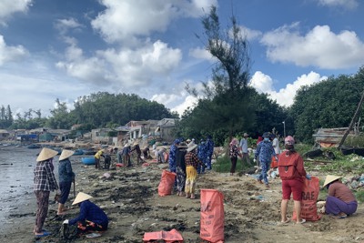 Quảng Ngãi: Hơn 500 người “đại chiến” rác thải ở bờ biển
