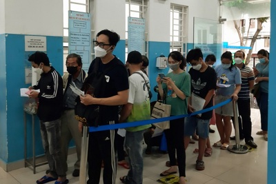 TP Hồ Chí Minh: Nhiều điểm tiêm vaccine Covid-19 quá tải