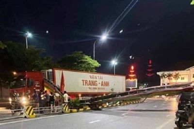 Xe container đâm đổ sập cổng chào trung tâm TP Thái Bình