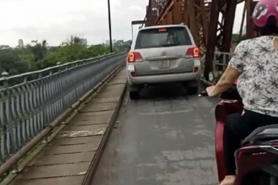 Xử lý tài xế ô tô đi lên cầu Long Biên 