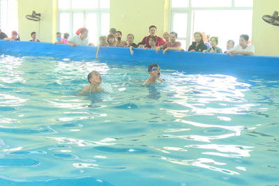 Hàng loạt trẻ ở huyện Thường Tín biết bơi lội thông qua khóa học bơi 2022