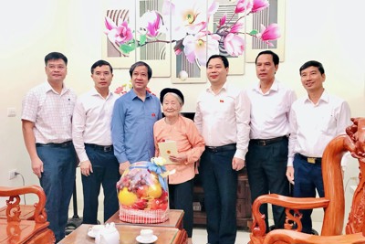 Thăm, tặng quà Mẹ Việt Nam Anh hùng tại huyện Thanh Trì