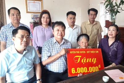 Lãnh đạo huyện Phú Xuyên thăm, tặng quà gia đình chính sách, người có công