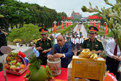 Chủ tịch nước dâng hương tưởng niệm các Anh hùng liệt sĩ tại TP Hải Phòng