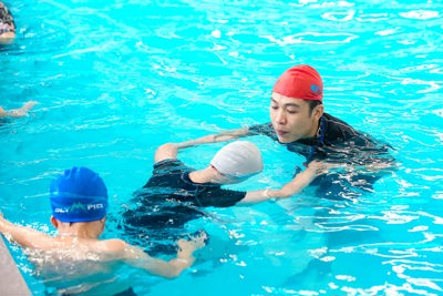 Hà Nội: Lớp dạy bơi miễn phí cho trẻ em có hoàn cảnh khó khăn