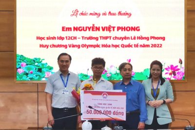 Thưởng nóng 150 triệu đồng cho học sinh đạt giải vàng Olympic quốc tế