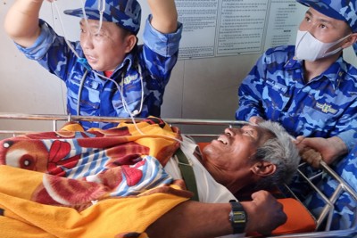 Khánh Hòa: Cứu nạn nhóm ngư dân trôi dạt trên biển 10 ngày bằng thuyền thúng