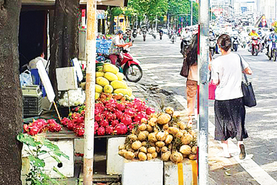 Vỉa hè cạnh ngõ 99 đường Nguyễn Chí Thanh bị lấn chiếm