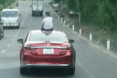 Xử phạt nữ tài xế để con trai ngồi trên nóc ô tô