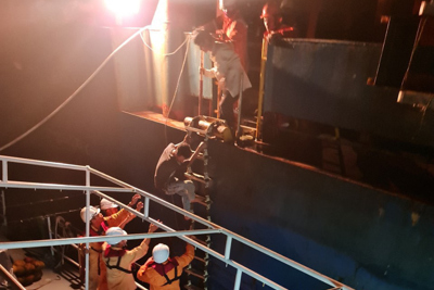Khánh Hòa: Cứu nạn thành công 4 thuyền viên trên tàu cá bị phá nước