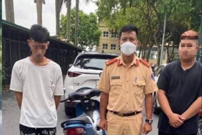 Thanh niên bốc đầu xe máy ở Gia Lâm khoe Facbook bị phạt 4,5 triệu đồng