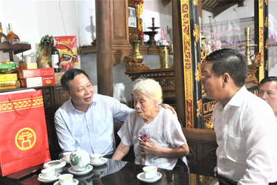 Lãnh đạo TP Hà Nội thăm, tặng quà gia đình có công tại huyện Quốc Oai