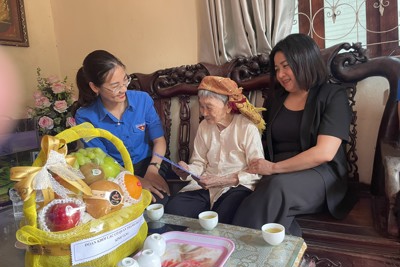 Đảng ủy Khối các cơ quan TP Hà Nội trao quà cho gia đình chính sách tại huyện Hoài Đức