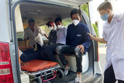 Năm thuyền viên tàu cá Bình Thuận sống sót thần kỳ đã về bờ an toàn