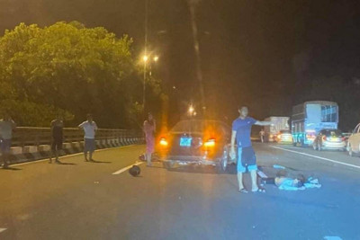 Xe máy va chạm với ô tô trên Đại lộ Thăng Long, một người tử vong