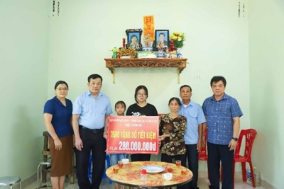 Huyện Thường Tín trao sổ tiết kiệm 280 triệu đồng cho 2 trẻ mồ côi 