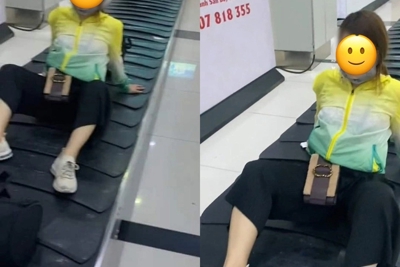 Nữ hành khách ngồi "phản cảm" trên băng chuyền hành lý sân bay