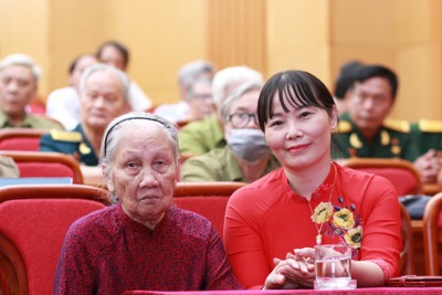 Quận Thanh Xuân: Tri ân, tặng quà cho 75 người có công tiêu biểu