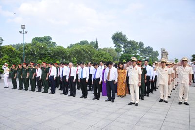 TP Hồ Chí Minh: Dâng hương tưởng nhớ các anh hùng, liệt sĩ