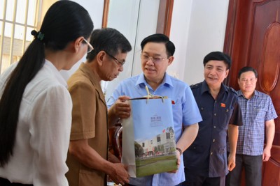Chủ tịch Quốc hội Vương Đình Huệ thăm gia đình chính sách tại Quảng Ngãi
