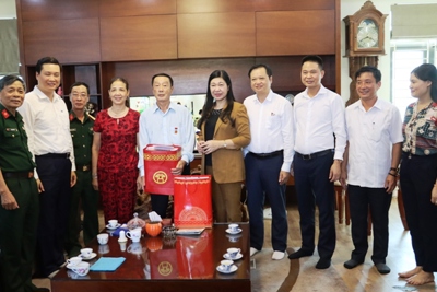 Chủ tịch Ủy ban MTTQ TP Hà Nội tặng quà gia đình người có công