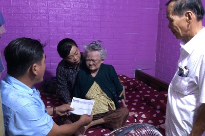 Báo Kinh tế & Đô thị tặng quà gia đình chính sách tại Bạc Liêu
