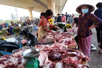 "Đỏ mắt" chờ hàng hoá giảm giá theo xăng