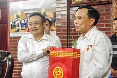 Chủ tịch UBND TP Hà Nội thăm, tặng quà cựu binh chiến trường Vị Xuyên