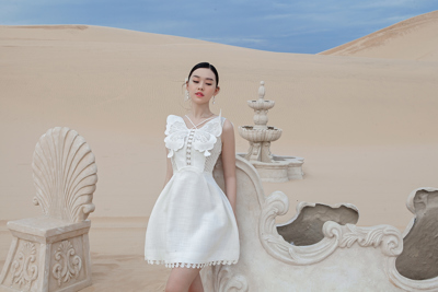 Á hậu Tường San khoe làn da trắng nõn nà như nữ thần trên đồi cát