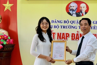 Nữ sinh THPT Yên Hòa trúng tuyển 4 trường ĐH tốp đầu được kết nạp Đảng