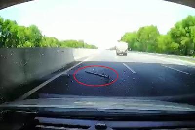[Clip] Hú hồn trục sắt bất ngờ rơi trên cao tốc Hà Nội - Hải Phòng
