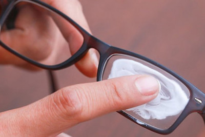 3 cách làm mờ vết xước trên kính mắt